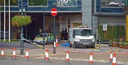 Стеклянная панель упала на пешехода в Лондоне