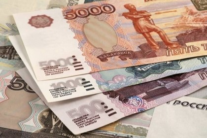 Рубль ослаб к доллару и евро следом за дешевеющей нефтью