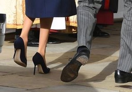 Принц Гарри вышел в свет в дырявых ботинках