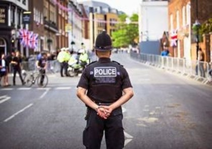 В Лондоне мужчина ранил отверткой двух полицейских