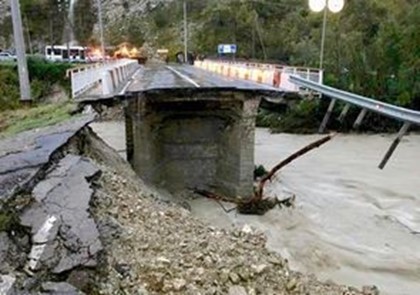 В Сочи рухнул мост