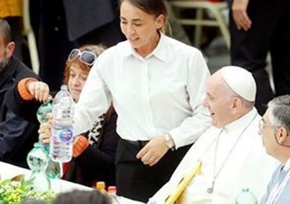 Папа Римский пообедал с бедняками