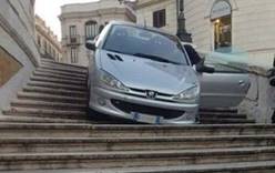 Мужчина съехал по Испанской лестнице на автомобиле