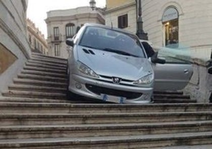 Мужчина съехал по Испанской лестнице на автомобиле