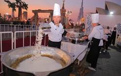 Узбекские повара приготовили плов на 10 тысяч человек в Абу-Даби