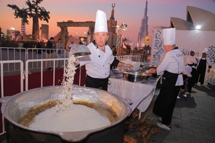 Узбекские повара приготовили плов на 10 тысяч человек в Абу-Даби