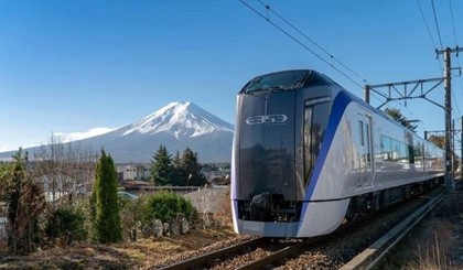 Новый поезд-экспресс из Токио к горе Фудзи