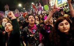 Эрдоган обвинил феминисток в неуважении к исламу