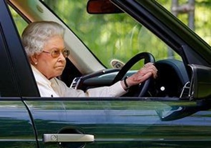 Елизавета II перестанет водить машину на дорогах общего пользования