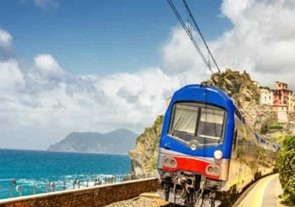 По одному из самых красивых мест Италии начал курсировать поезд