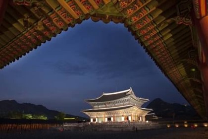 Вечернее открытие дворца Кёнбоккун