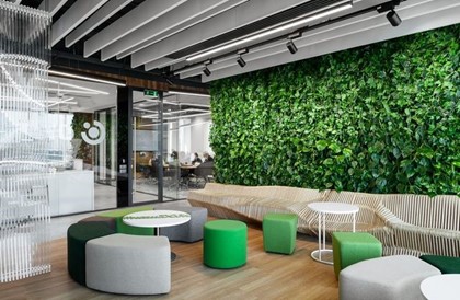 В Москве дизайнеры создали необычный зеленый офис для банка
