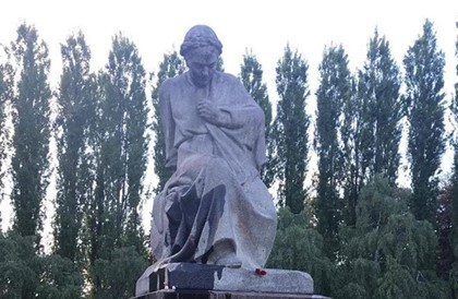 В Берлине вандалы осквернили памятник «Скорбящая мать»