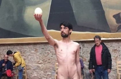 Голый испанский художник разбил яйцо о гробницу Дали