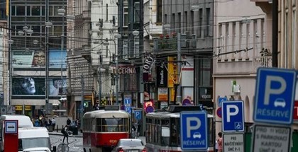 Парковка в Праге для экологичных авто стала бесплатной