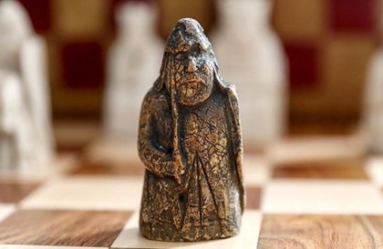 Шотландец нашел дома средневековую шахматную фигуру