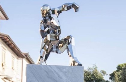 В Италии установили памятник Железному человеку