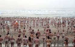 Сотни голых мужчин и женщин искупались в Северном море