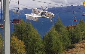 Самолет в Альпах запутался в проводах