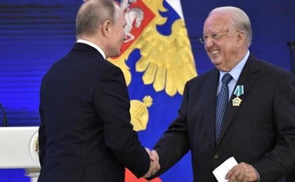 Владимир Путин наградил почетного консула России на Крите