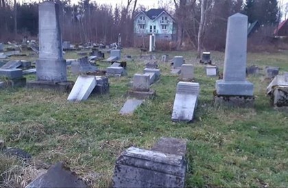 Вандалы разрушили 59 памятников в Словакии