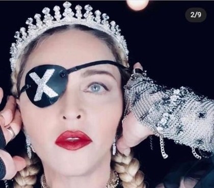 Мадонна отдыхает провоцируя поклонников