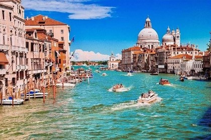 Туристы из Германии поплатились за купание в канале в Венеции