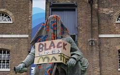 Музеям Великобритании запретили убирать из экспозиций статуи, вызывающие протесты