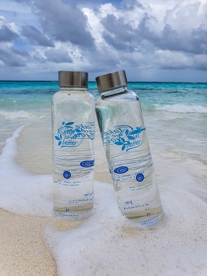 Kuramathi Maldives предлагает использование многоразовых стеклянных бутылок для воды