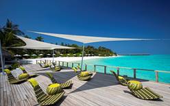 Chill Bar на берегу лагуны в Velassaru Maldives