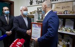 Глава города Сургут вручил награду международного конкурса PROбренд компании «Югорские традиции»