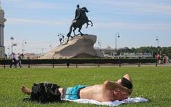 Из-за жары в Петербурге ввели особый режим. Что делать туристам?