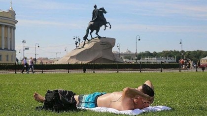 Из-за жары в Петербурге ввели особый режим. Что делать туристам?