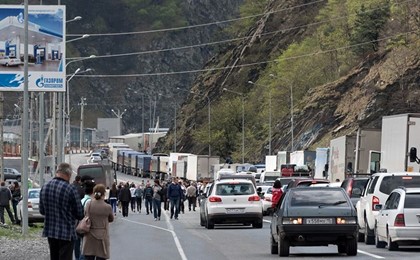 Пробки на границе РФ с Грузией растянулись на сутки