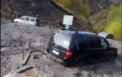 Прилипли к дороге. На Кавказе поток грязи заблокировал туристов