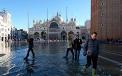 Acqua alta. Туристы в Венеции переобулись в сапоги из-за наводнения