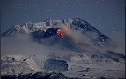 Красиво и опасно. Туристы едва не погибли ради фотографий извержения на Камчатке