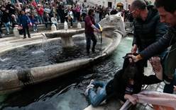 Экоактивисты испортили воду в известнейшем фонтане Италии