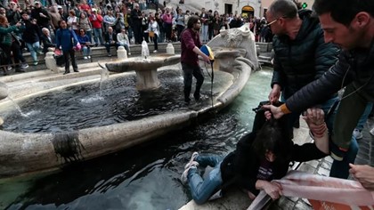 Экоактивисты испортили воду в известнейшем фонтане Италии
