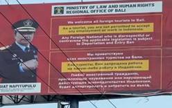 Власти Индонезии оставили послание российским туристам на билбордах