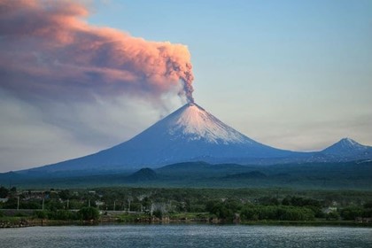Эксперты рекомендуют избегать восхождений на вулканы Камчатки