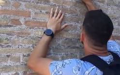 Туристу грозит тюремное заключение за надпись на стене Колизея