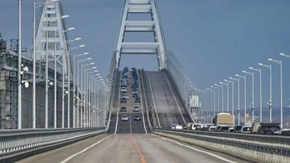 Пробка перед Крымским мостом стремительно растет