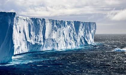 Крупнейший в мире айсберг начал активный дрейф