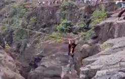 Турист пытался сделать селфи и провалился в глубокое ущелье