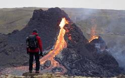 Беспечные туристы в Исландии продолжают посещать извергающийся вулкан