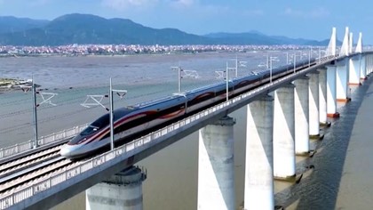 В Китае запустили первый высокоскоростной поезд над водой