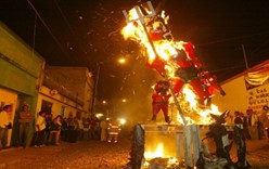 Праздник сожжения дьявола в Гватемале