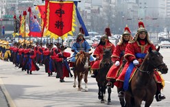 Традиционное конное шествие в центре Сеула
