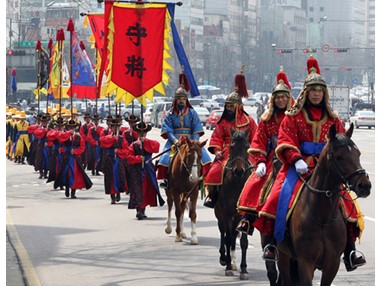 Традиционное конное шествие в центре Сеула